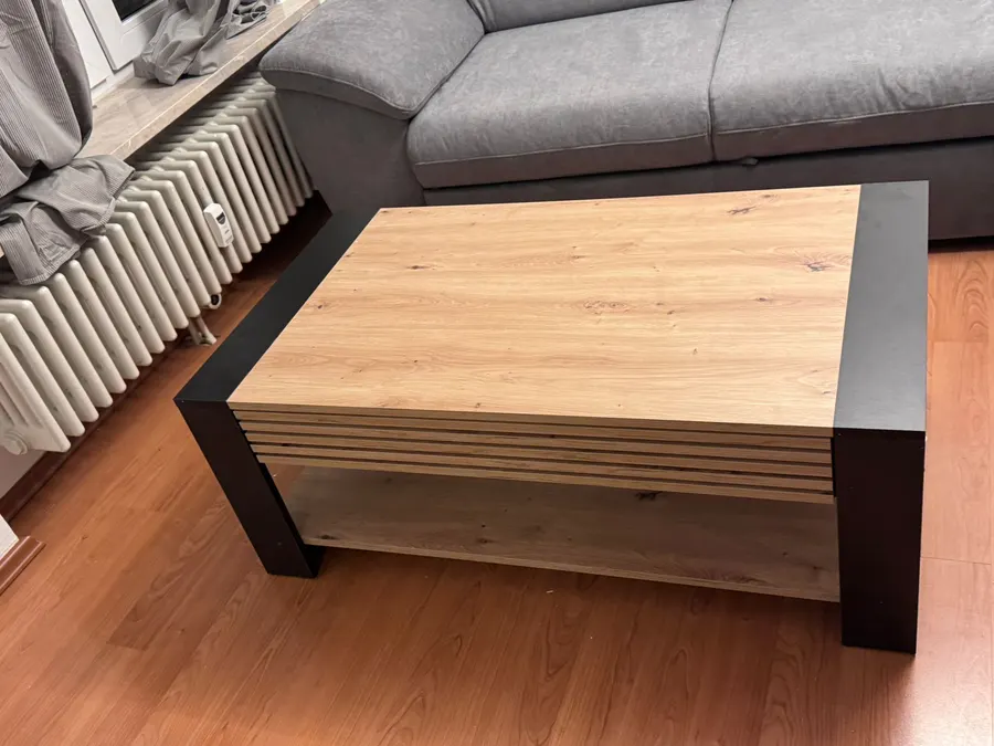 Montierter Massivholz-Couchtisch