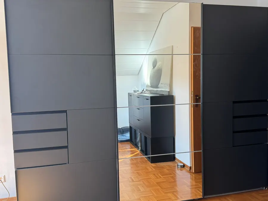 Schwebetürenschrank in Anthrazit mit Spiegel
