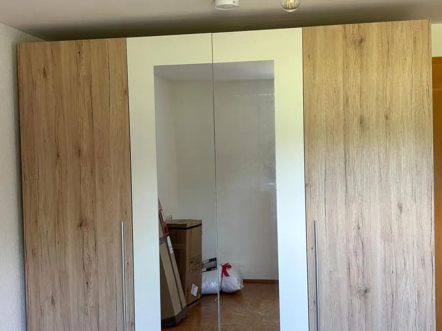 Aufgebauter Kleiderschrank mit Spiegeltür