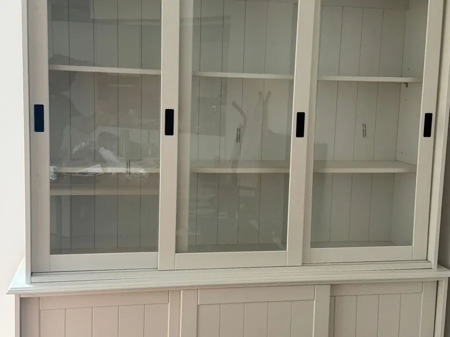 Aufgebaute Vitrine im Landhausstil