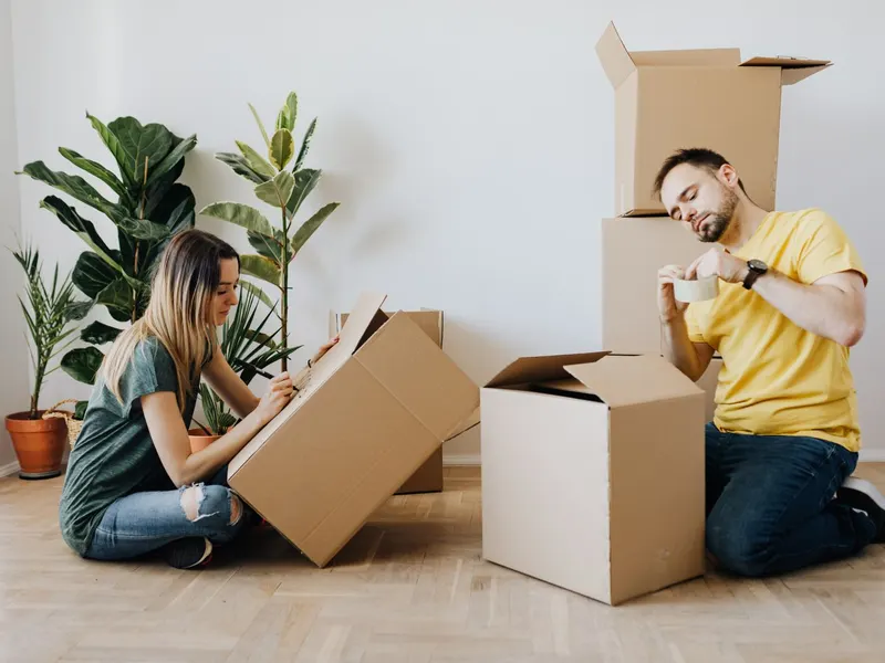 Hausrat wird für eine Haushaltsauflösung sortiert und verpackt