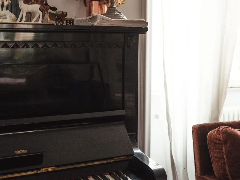 Klavier in einem Wohnzimmer vor dem Klaviertransport